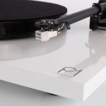 Rega_P1_pladespiller_hvid_close_up